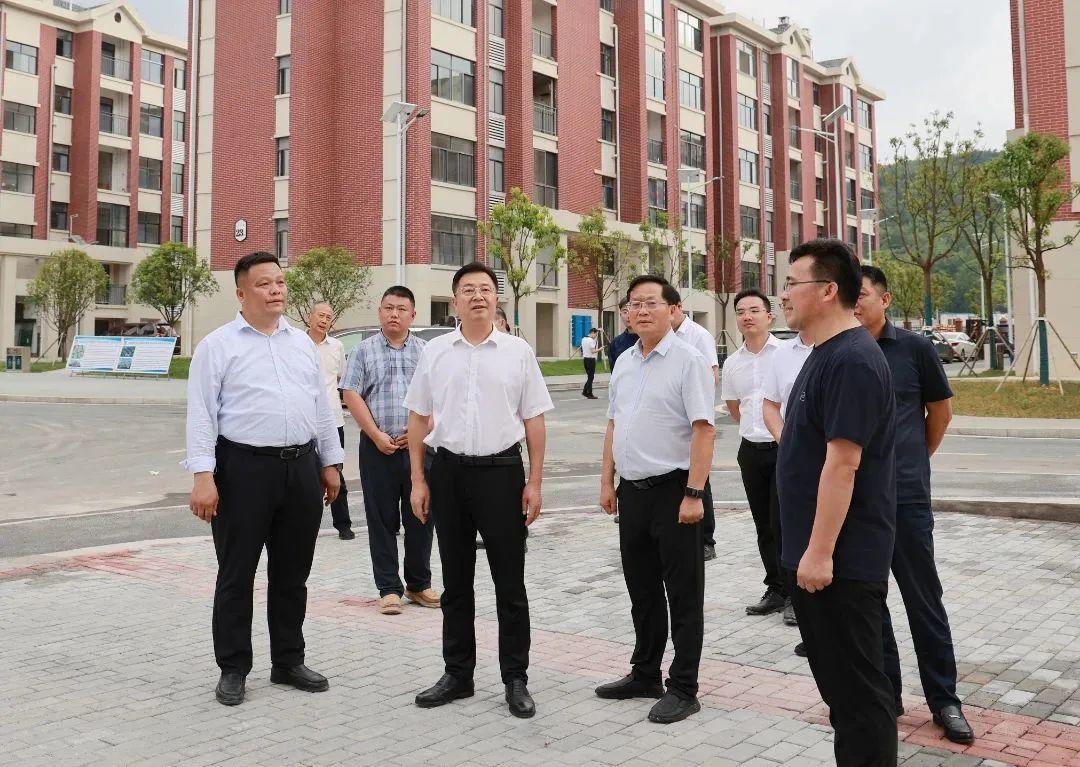 蔡典維督導(dǎo)資興災(zāi)后重建系列項(xiàng)目建設(shè)并代表集團(tuán)員工愛心捐贈(zèng)233萬元
