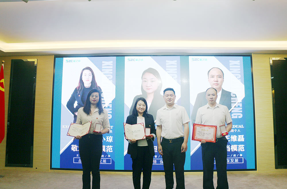 Wang Shuainan, an outstanding Communist Party member of the branch (middle)