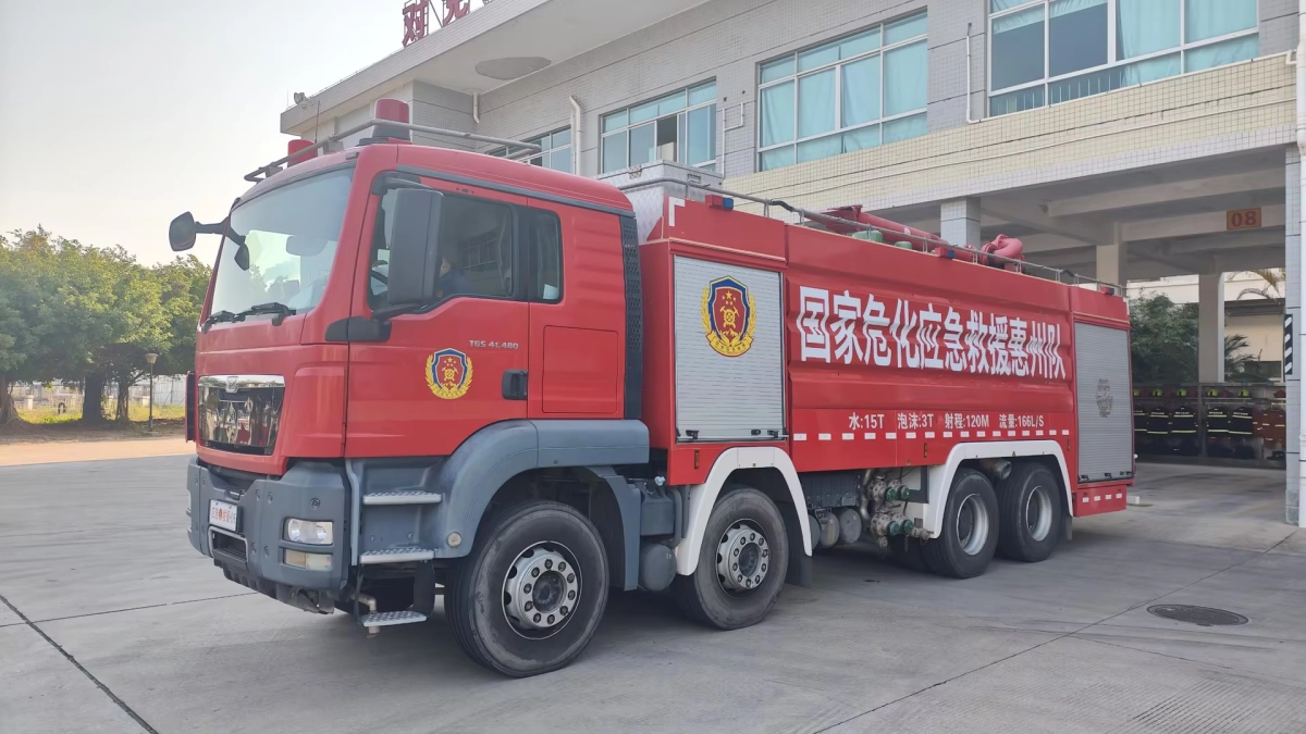 大流量泡沫水罐車