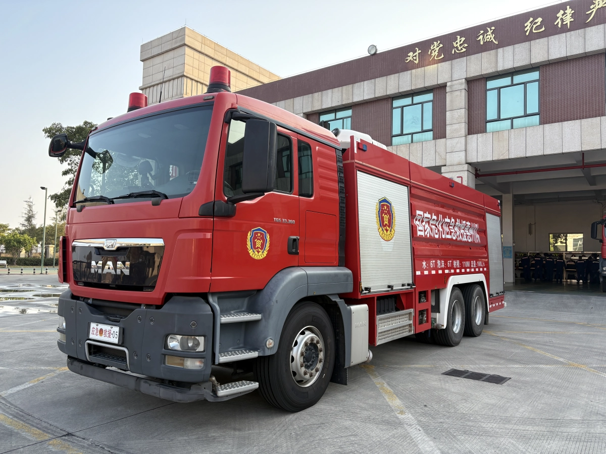 重型泡沫水罐車