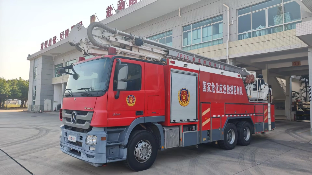 25米三相射流高噴消防車