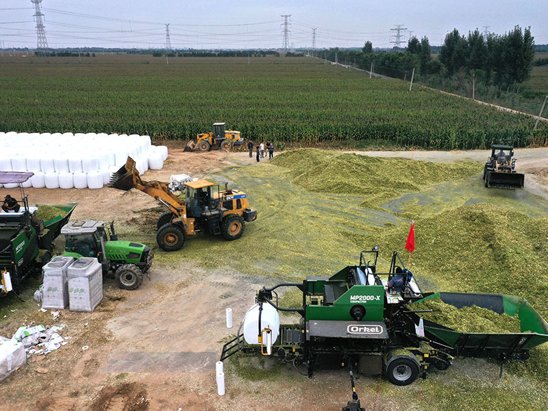 青貯裹包現場