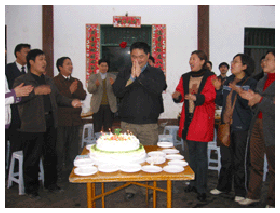 公司每月为职工举办集体生日会