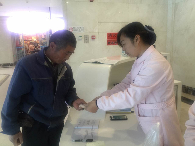 如皋广慈医院为老弱病残、行动不便的患者提供全程导诊服务