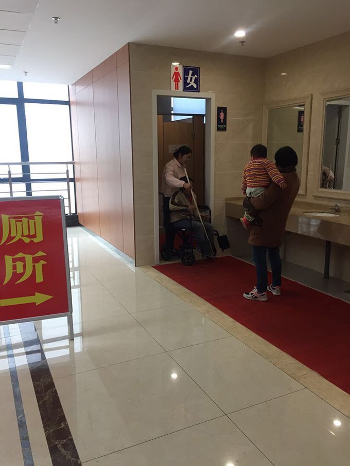 如皋广慈医院为老弱病残、行动不便的患者提供全程导诊服务