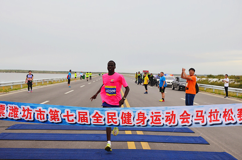第七届全民健身运动会半程马拉松赛暨2017潍坊“滨海旅游杯”半程马拉松赛在欢乐海鸣枪开跑 第七届全民健身运动会半程马拉松赛暨2017潍坊“滨海旅游杯”半程马拉松赛在欢乐海鸣枪开跑