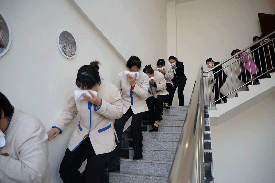 关注安全生产 提高自救能力——集团组织消防应急疏散演练 关注安全生产 提高自救能力——集团组织消防应急疏散演练