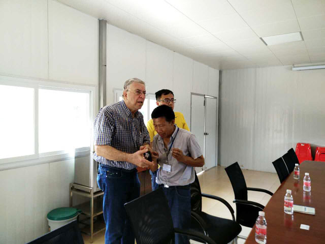 澳洲专家 Mr.Arnold J.P. Taylor 到我厂参观并指导我们的设备改造及生产工艺提升