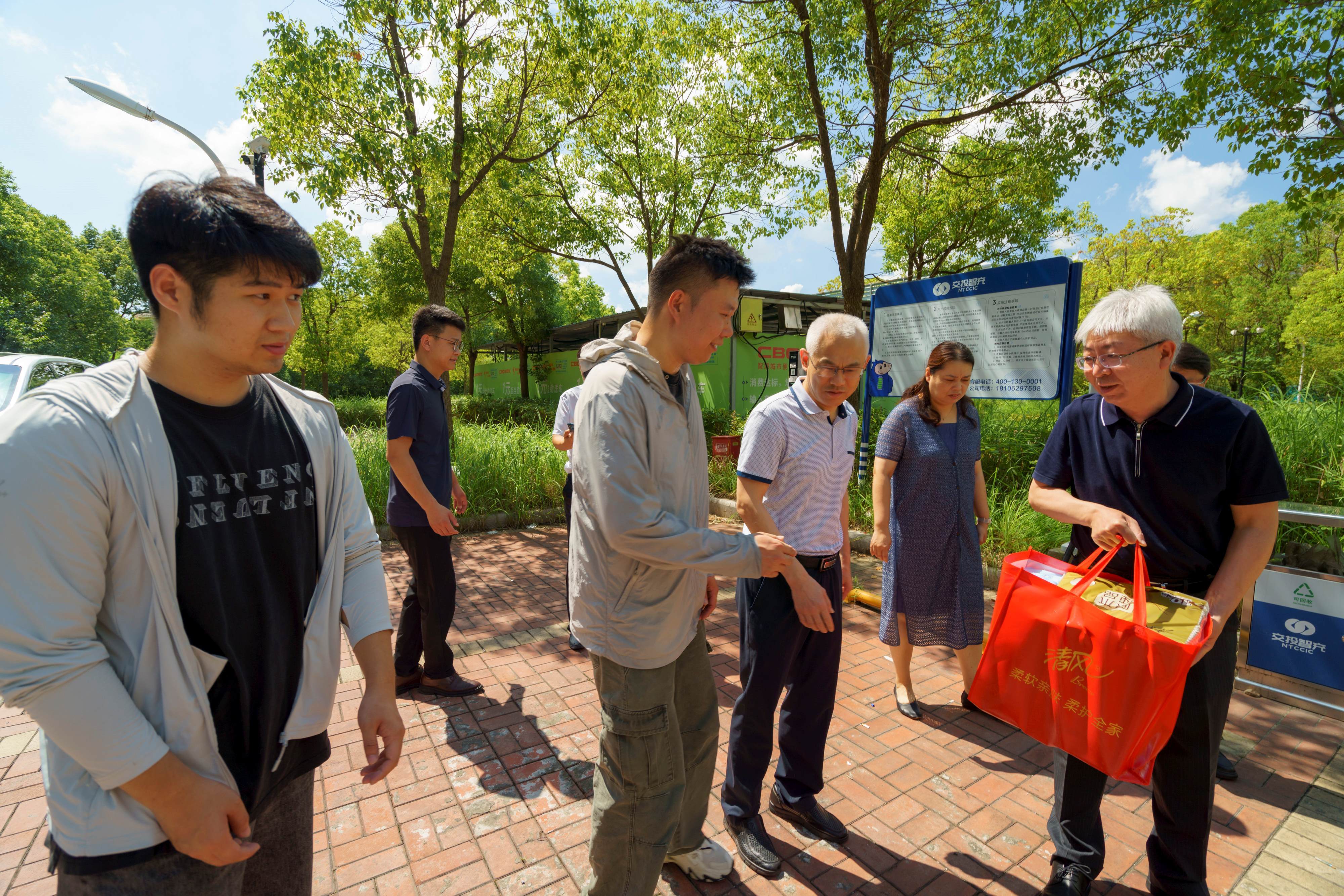 情系一线送清凉 凝心聚力战高温丨南通交投集团开展高温慰问活动
