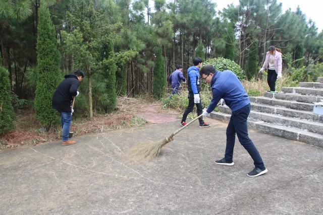 践行雷锋精神 弘扬时代新风