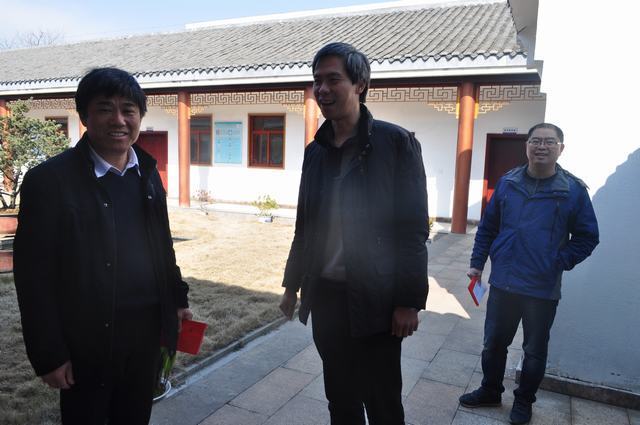 局黨委書記鄺頌華節前走訪晶安高科慰問困難黨員和技術專家