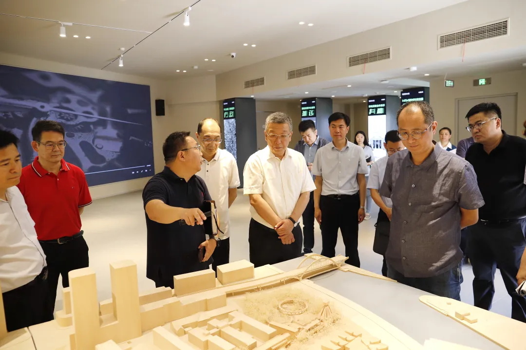 天津市委教育工委常务副书记、天津市教委主任荆洪阳一行到天津美术学院和天美艺术街区调研指导工作