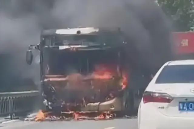 公交车行驶过程中起火致2死5伤，原因竟然是......