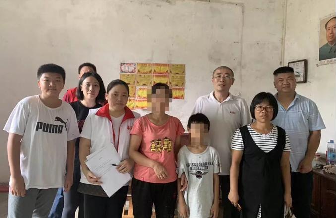 許總一行與部分貧困學子家庭成員合影
