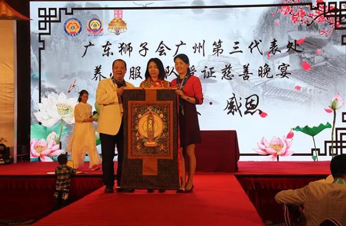 慈善晚宴現場，門庭若市、人聲鼎沸，一顆顆愛心凝聚成希望的海洋！拍賣、義賣、認捐、授證……將晚宴推向一個又一個高潮！