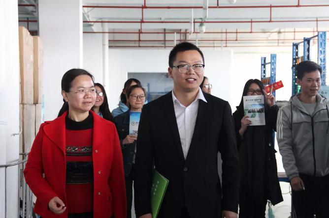 隆重的項目合作簽署揭牌儀式正式開始。奧科維創始人許練董事長與廣東食品藥品職業學院林沛玉書記當場簽訂了《廣東食品藥品職業學院校企戰略產學研合作協議書》，奧科維企業被授予“廣東食品藥品職業學院產學研基地”，可喜可賀。