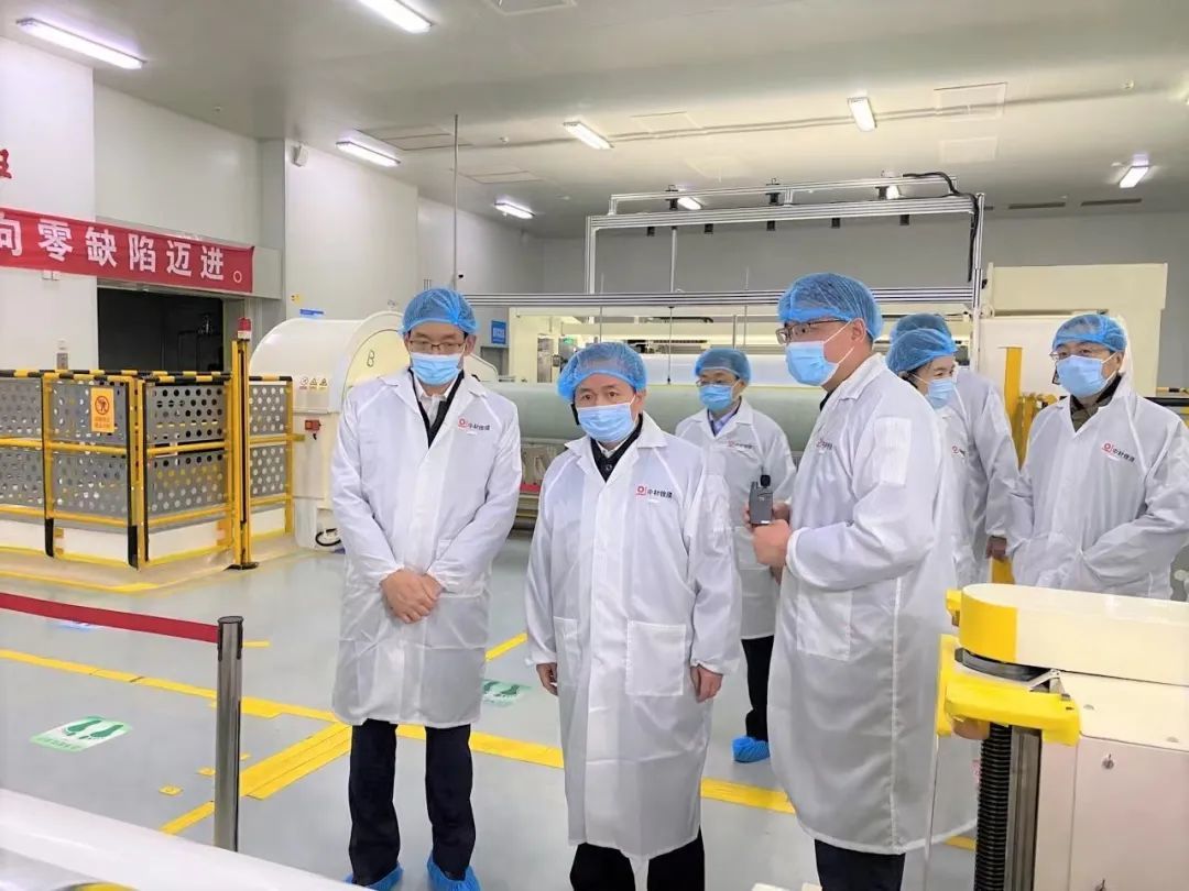 周育先陪同山东省委书记李干杰赴中材锂膜调研