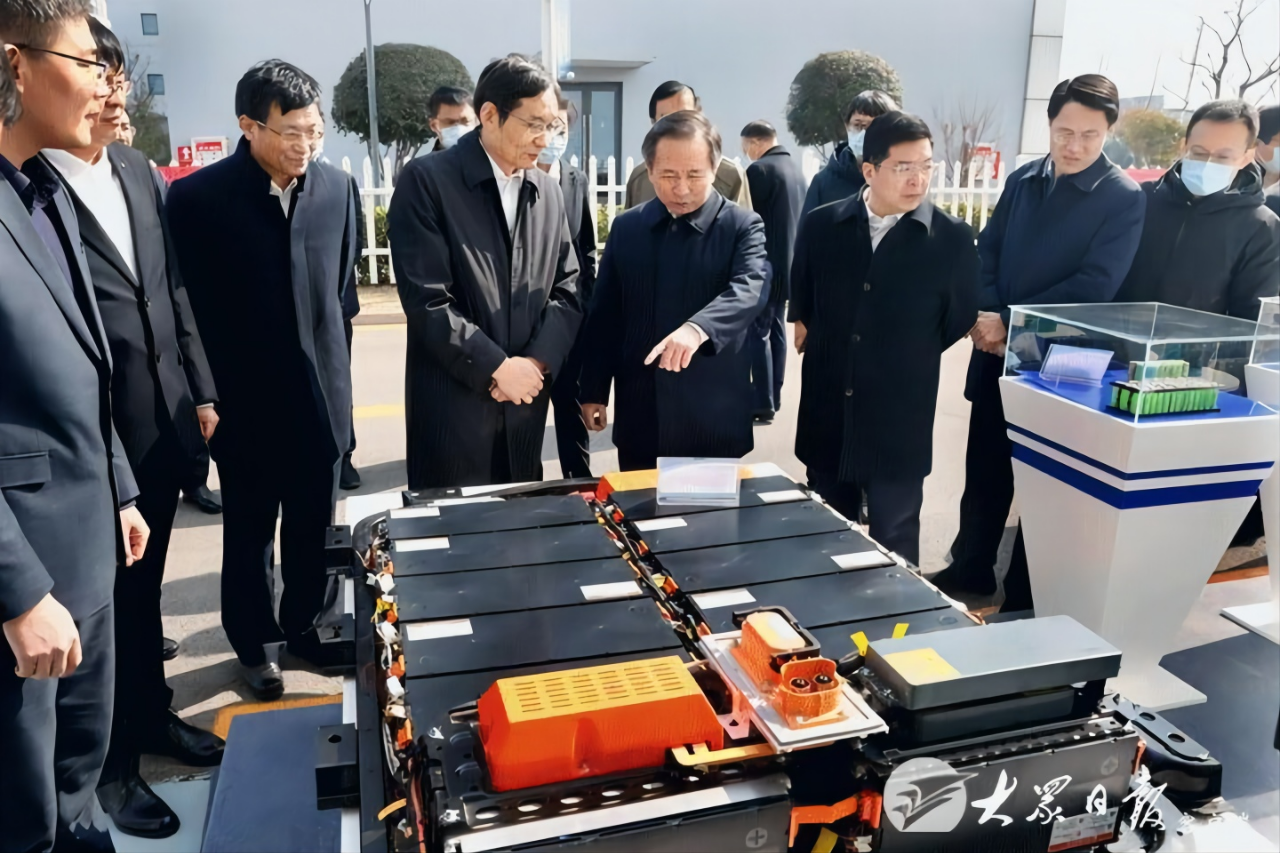 周育先陪同山东省委书记李干杰赴中材锂膜调研