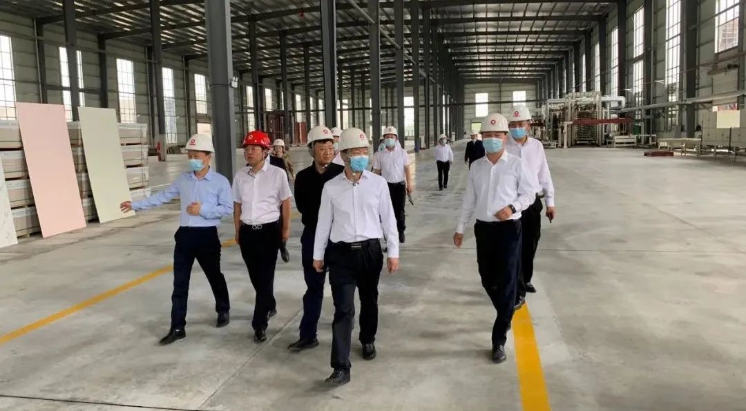 潜江市委书记向斌到中材潜江调研