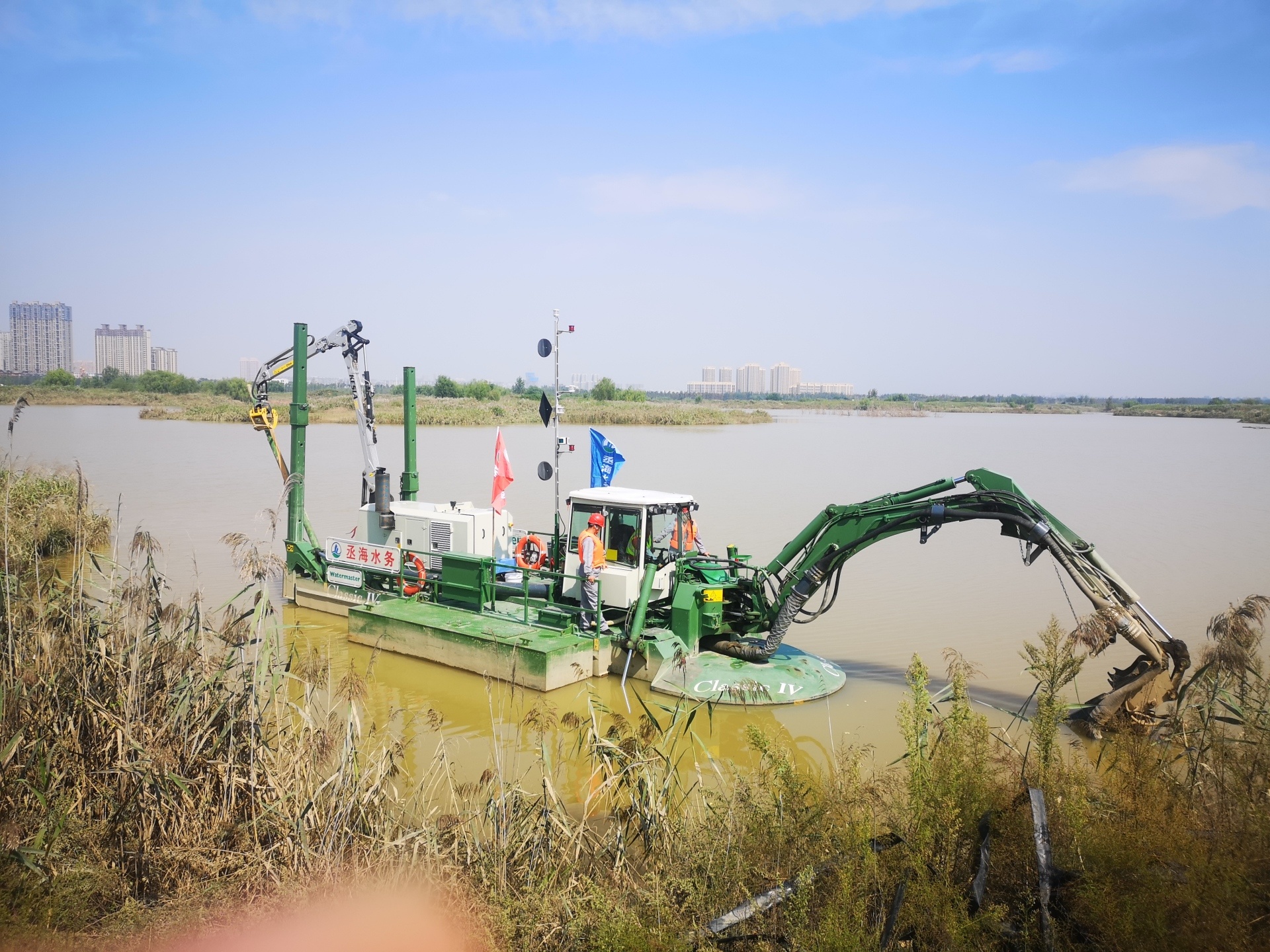 “水王” 两栖多功能环保作业船在浐河桃花潭公园东湖清淤工程中的运用