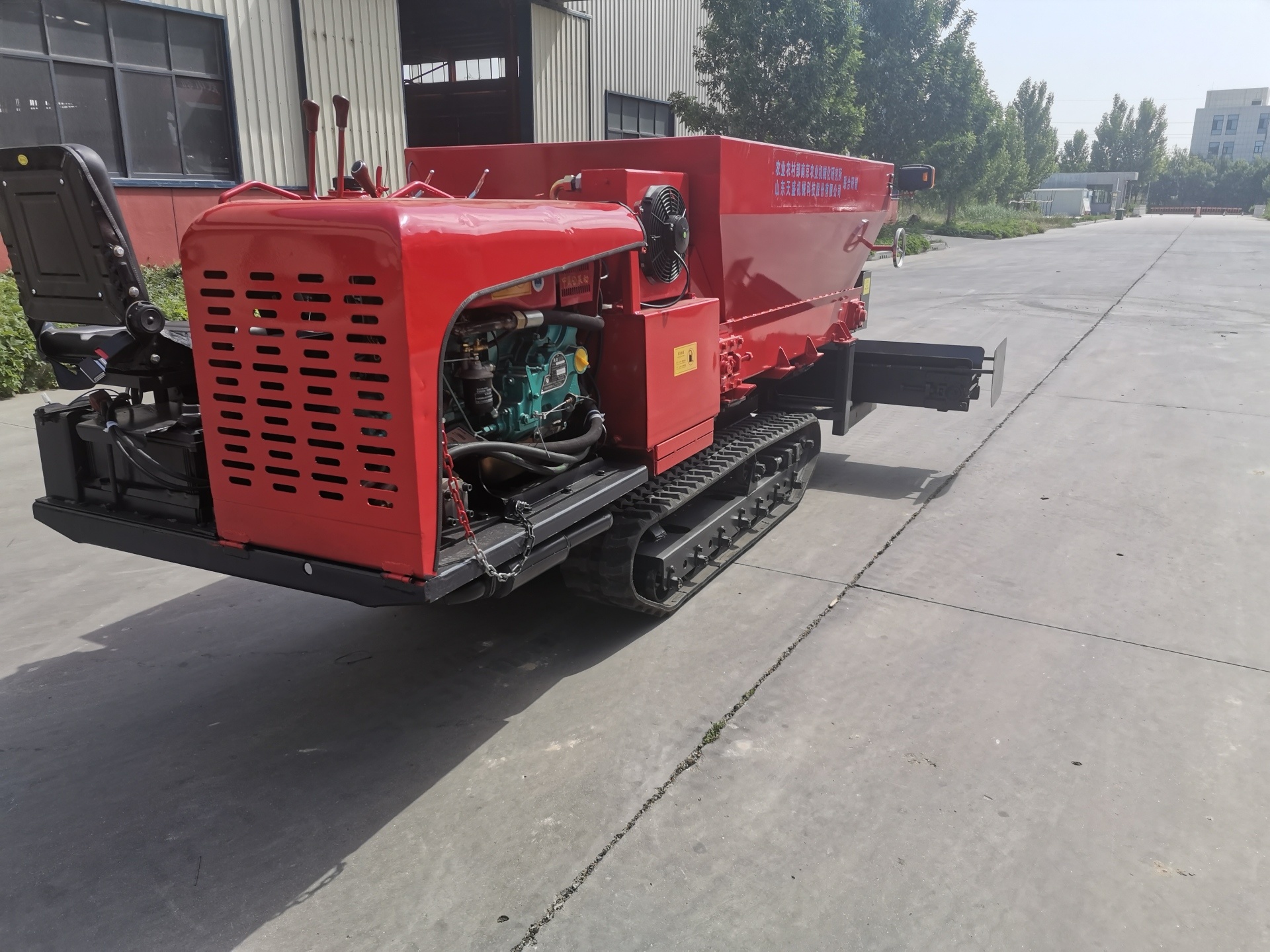天盛撒糞車(chē)2FZGB系列履帶自走撒糞機 火龍果撒糞機 