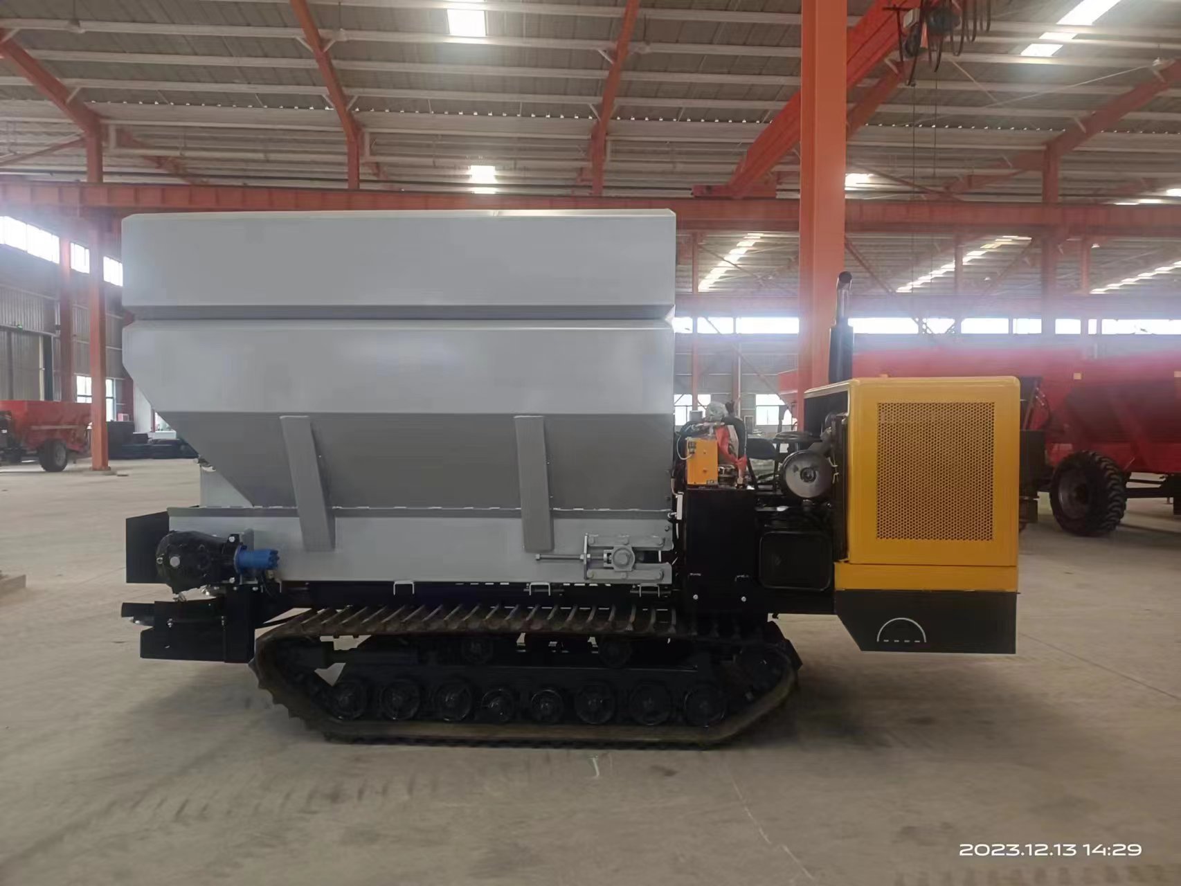 天盛機械2FZGB-5LD系列履帶式自走撒肥機