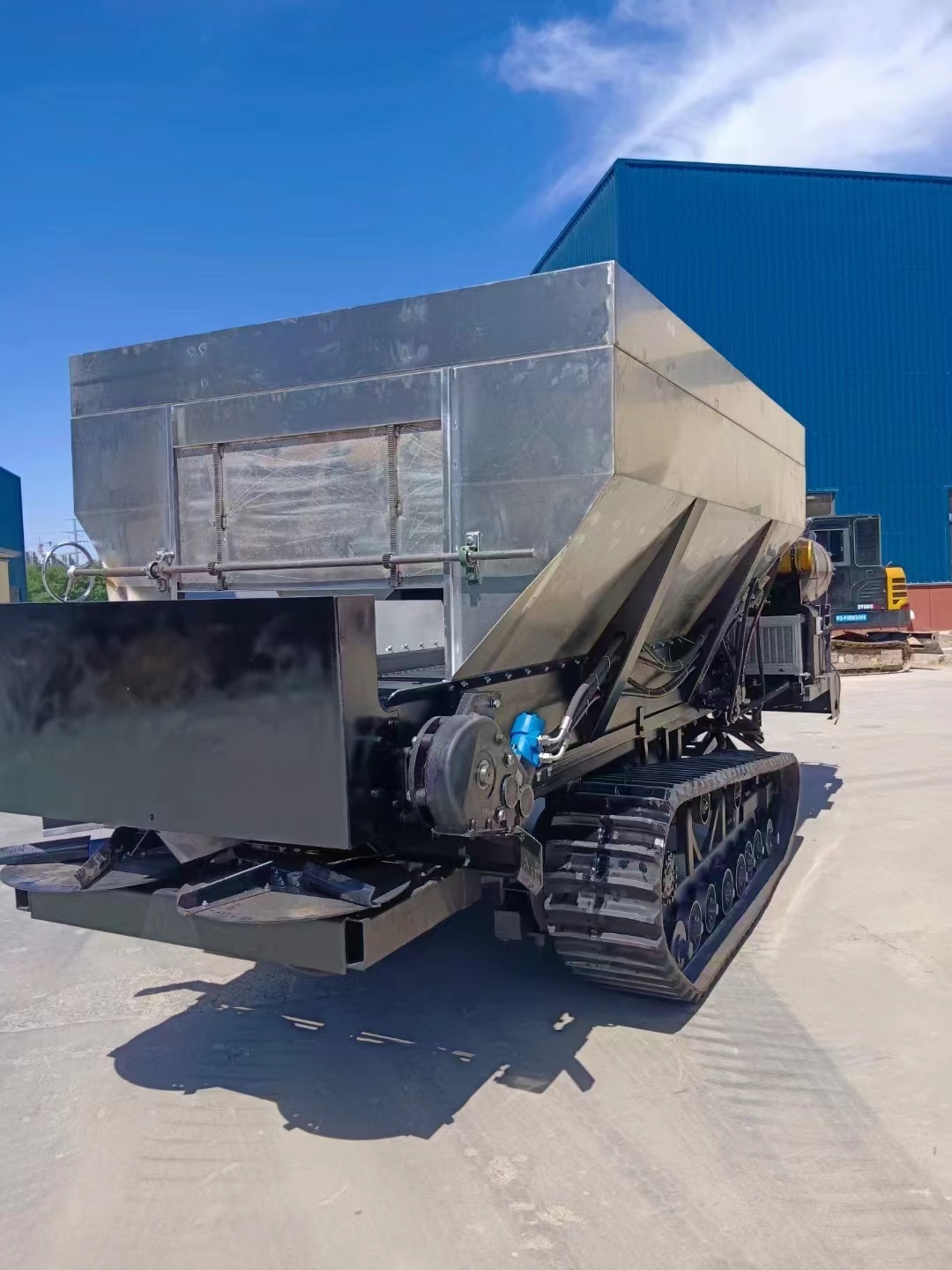 天盛機械履帶式自走撒肥機2FZGB-8