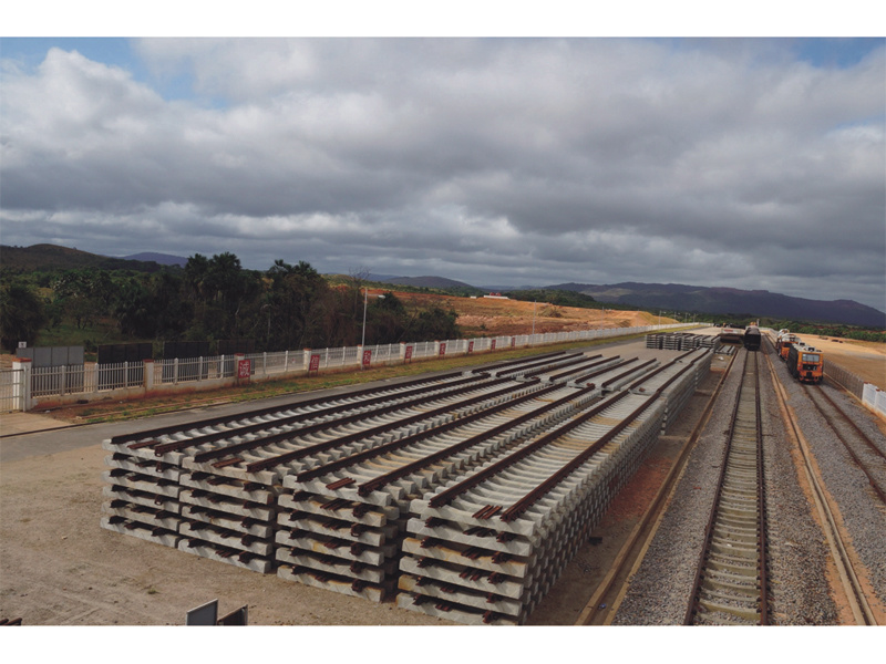 委内瑞拉FMO铁路养护项目（铁矿专用线组装完成的轨排）