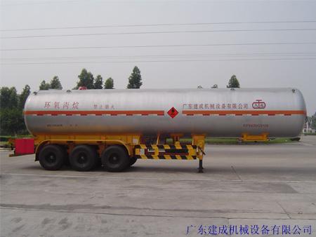 Liquefied gas transport semi-trailer