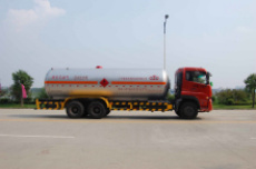 Liquefied gas transport semi-trailer