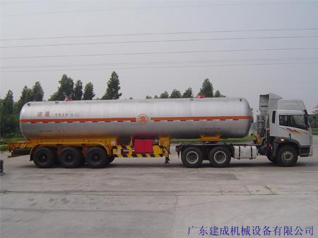 Liquefied gas transport semi-trailer