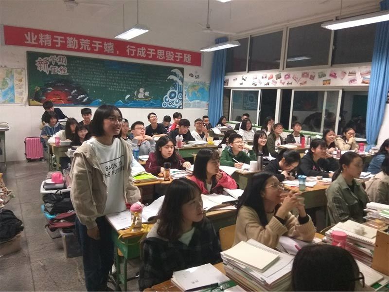 我校高一、高二教学主题班会顺利开展