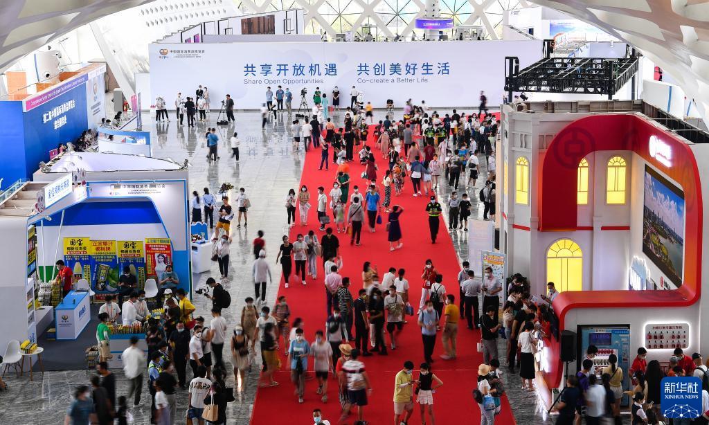 觀眾在第二屆中國國際消費品博覽會現場參觀（2022年7月29日攝）。