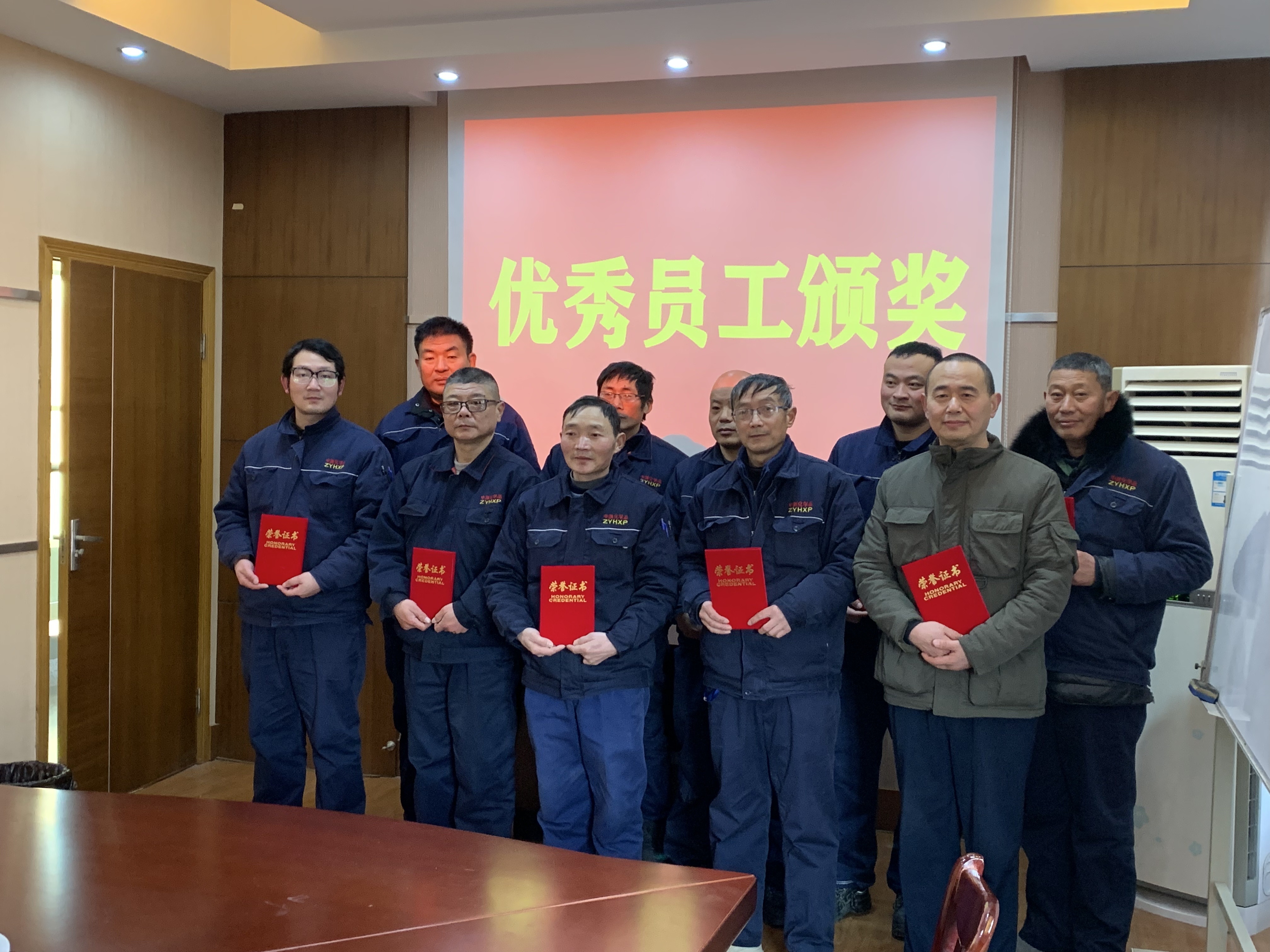 2022年度优秀员工合影