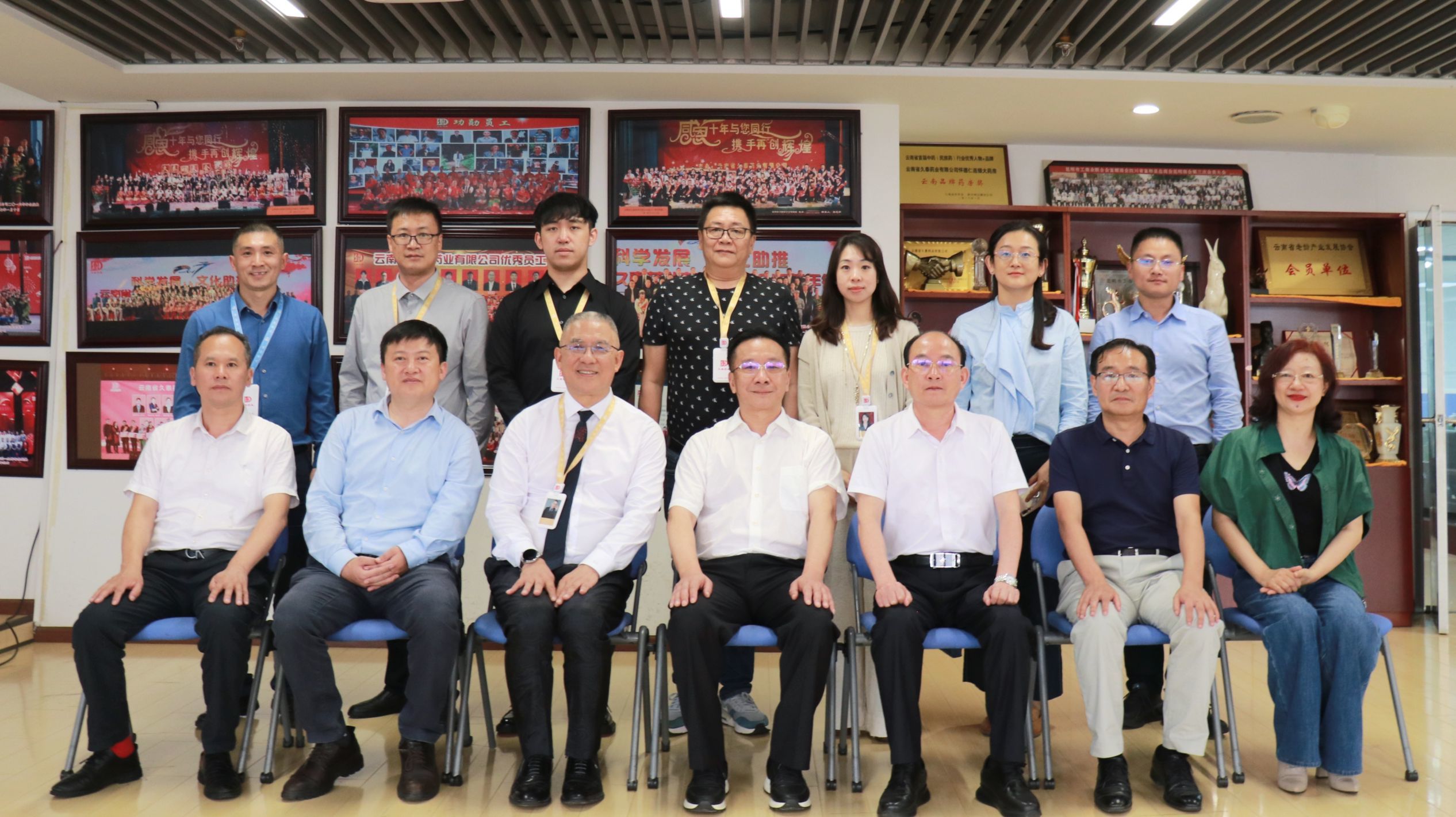 云南省工商聯(lián)高峰主席一行蒞臨云南省久泰藥業(yè)有限公司走訪(fǎng)調(diào)研