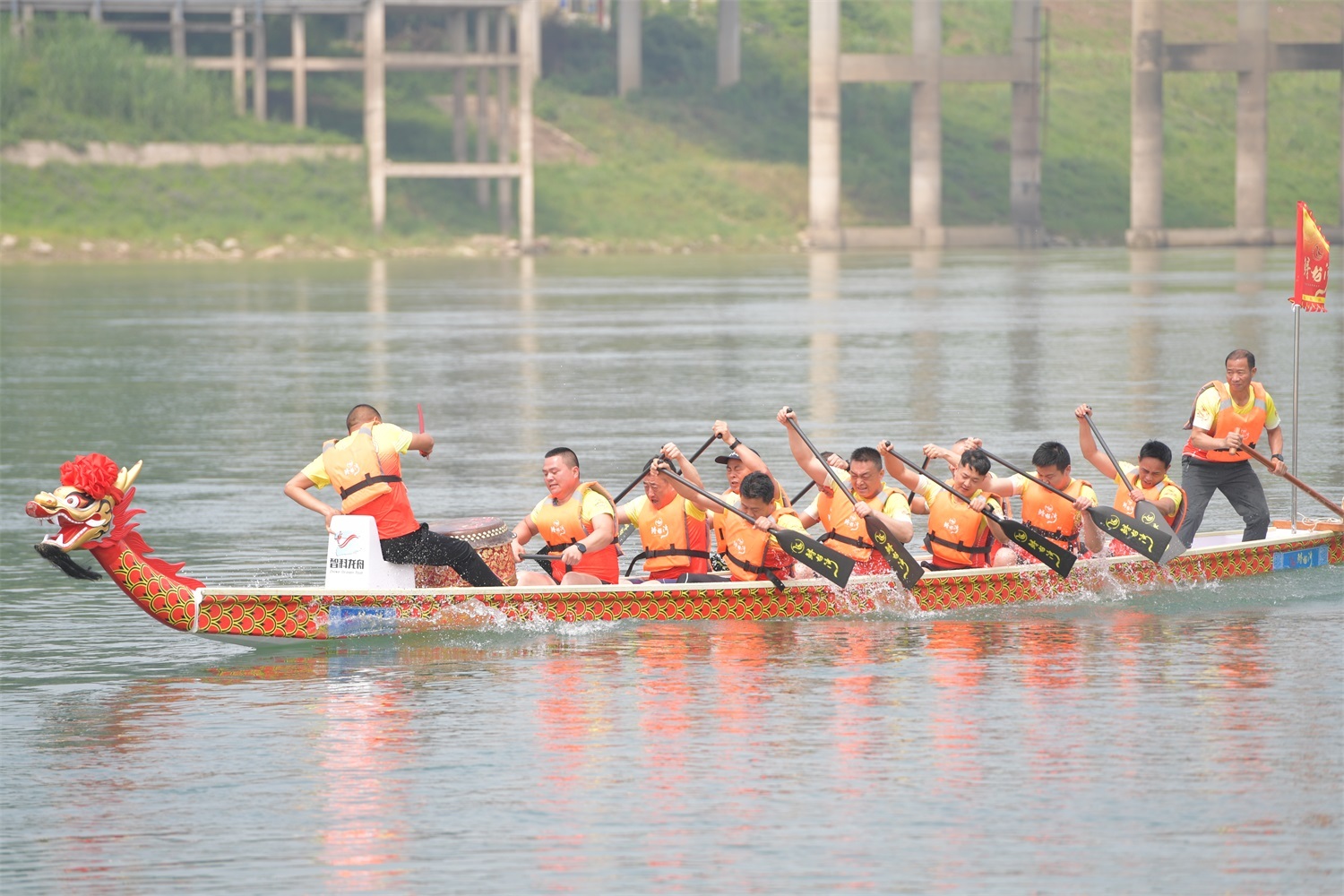 御風(fēng)而起  破浪前行   三峽大學(xué)、交投鱘龍灣、宜都冬泳龍舟隊(duì) 開訓(xùn)儀式完美落幕