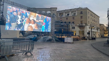 Outdoor LED Transparent Display P2.6-5.2 in New Delhi Shopping Mall, India Outdoor LED Transparent Display P2.6-5.2 in New Delhi Shopping Mall, India