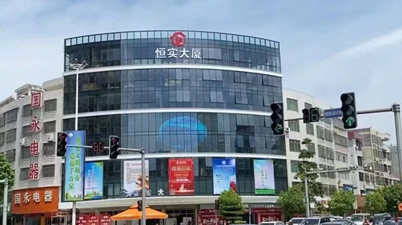 The successful application of transparent screen has improved the commercial value of glass curtain wall