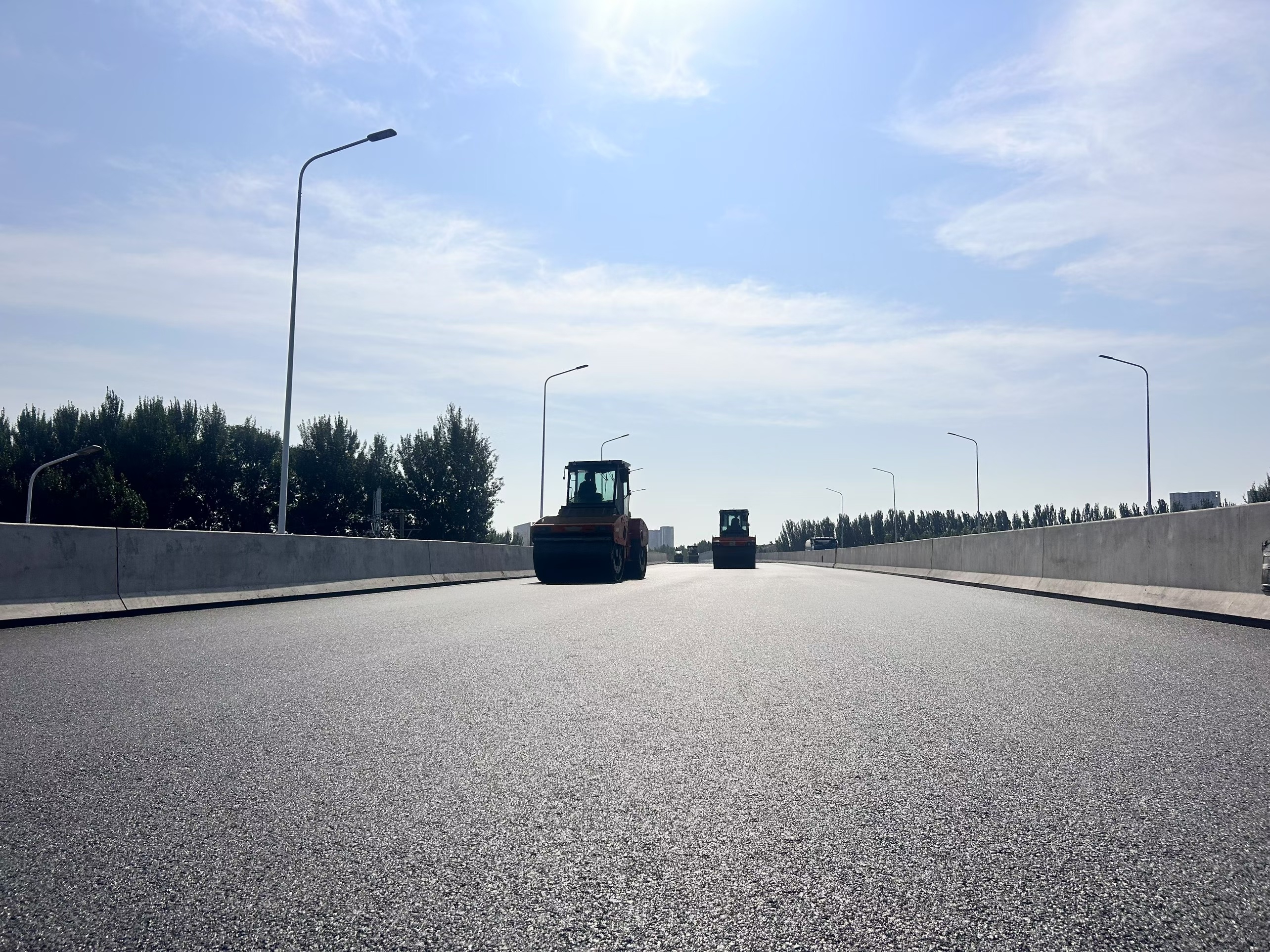 雪松路跨線橋，瀝青混凝土攤鋪8