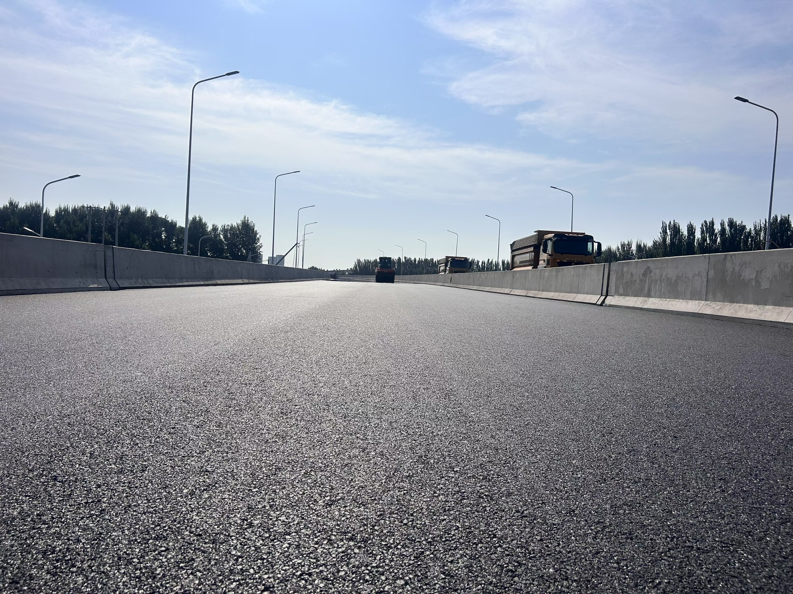 雪松路跨線橋，瀝青混凝土攤鋪9