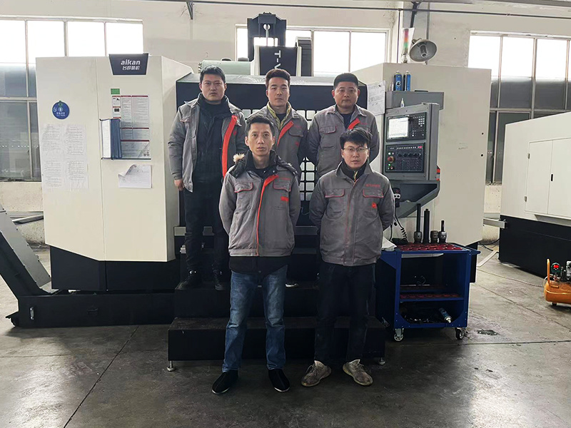 CNC 加工中心員工 CNC 加工中心員工