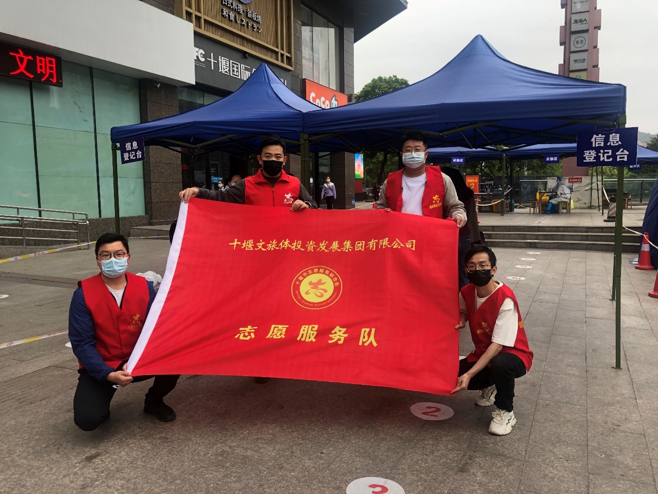 将奉献化为抗疫的矛  用担当作为防疫的盾