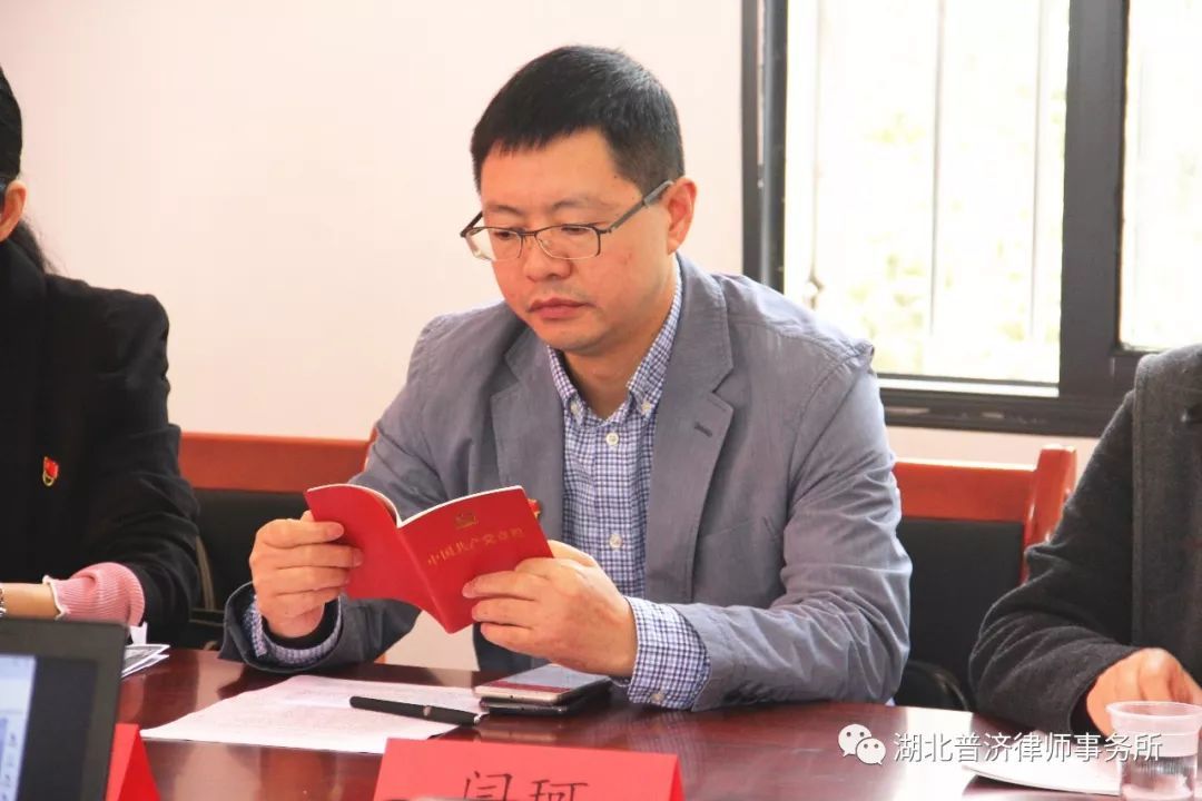 普济党支部书记、主任韩庆阔为贫困山区党员进行宣讲普法