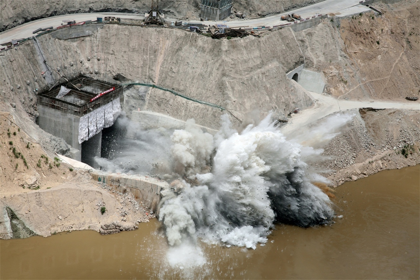 Demolition and blasting of the diversion hole of the hydropower station