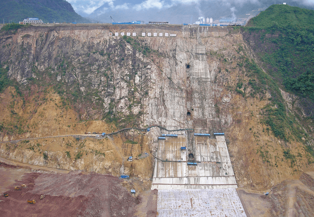 Excavation of the left weir shoulder of the dam