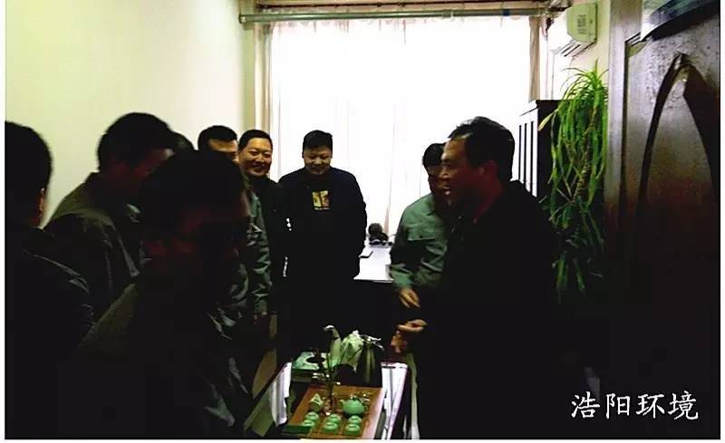 大家团结一致，众志成城。