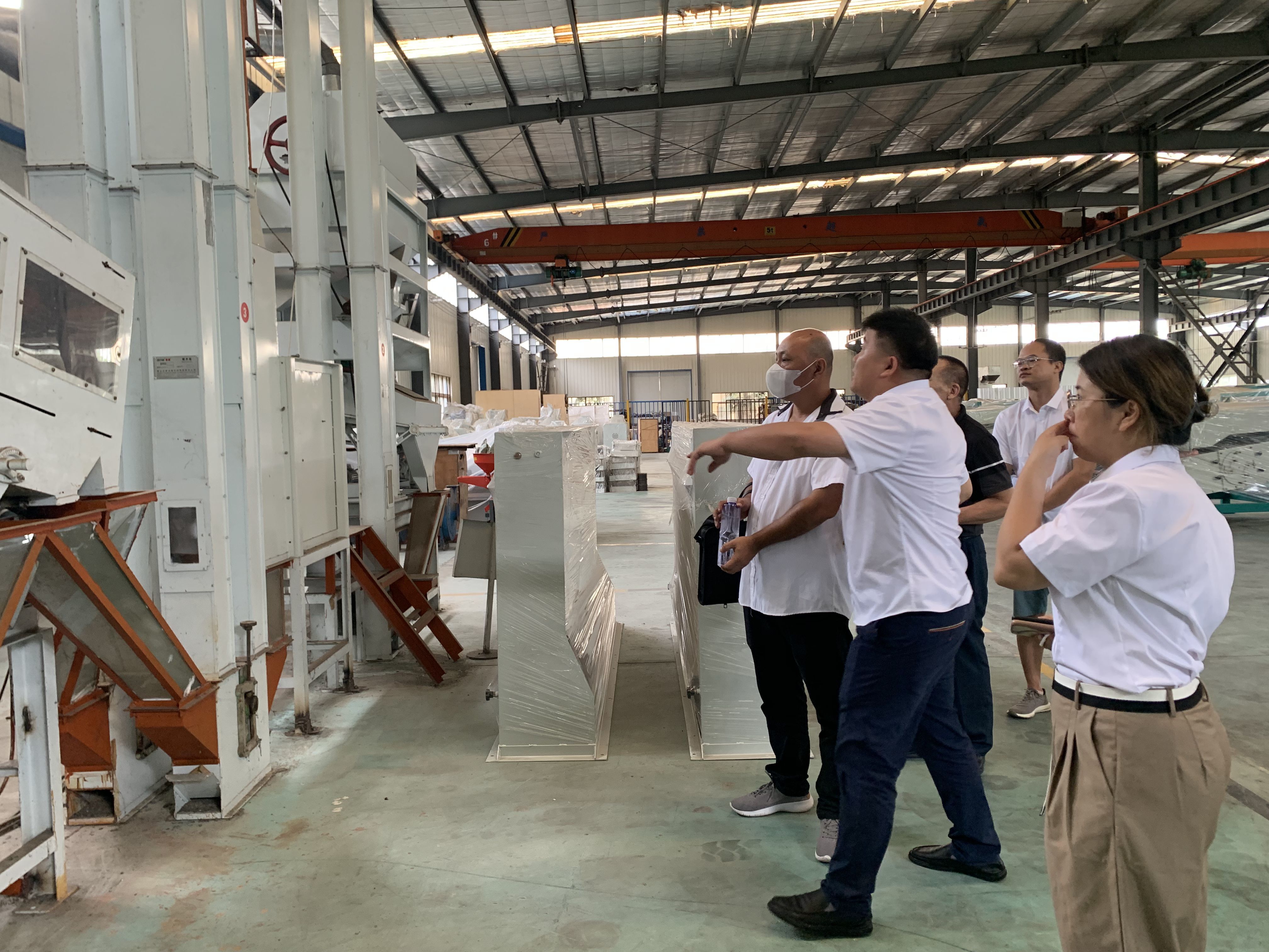 菲律宾客户来厂考察80吨成套大米生产线