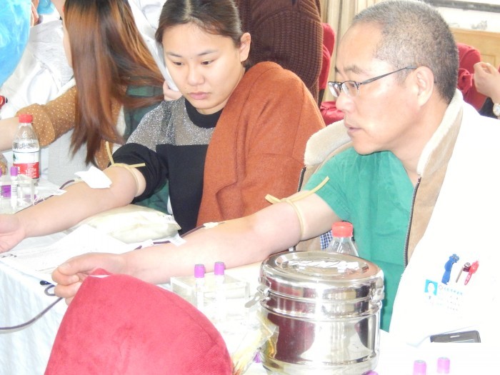 启东市中医院组织职工开展无偿献血活动