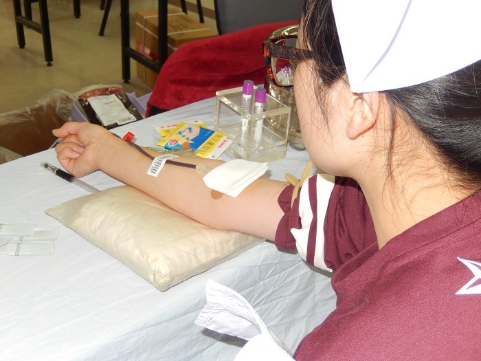 启东市中医院组织职工开展无偿献血活动