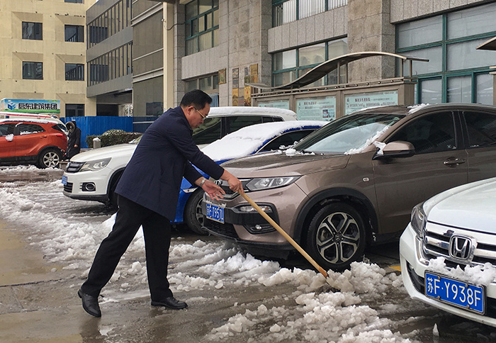 除冰铲雪 情暖患者
